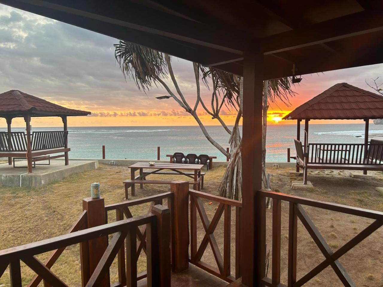 Mama Nings Beach Hotel Sekongkang エクステリア 写真
