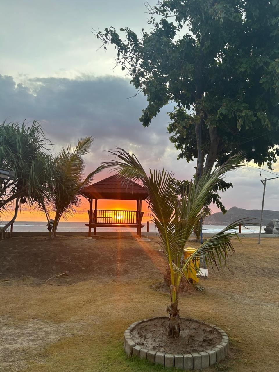 Mama Nings Beach Hotel Sekongkang エクステリア 写真