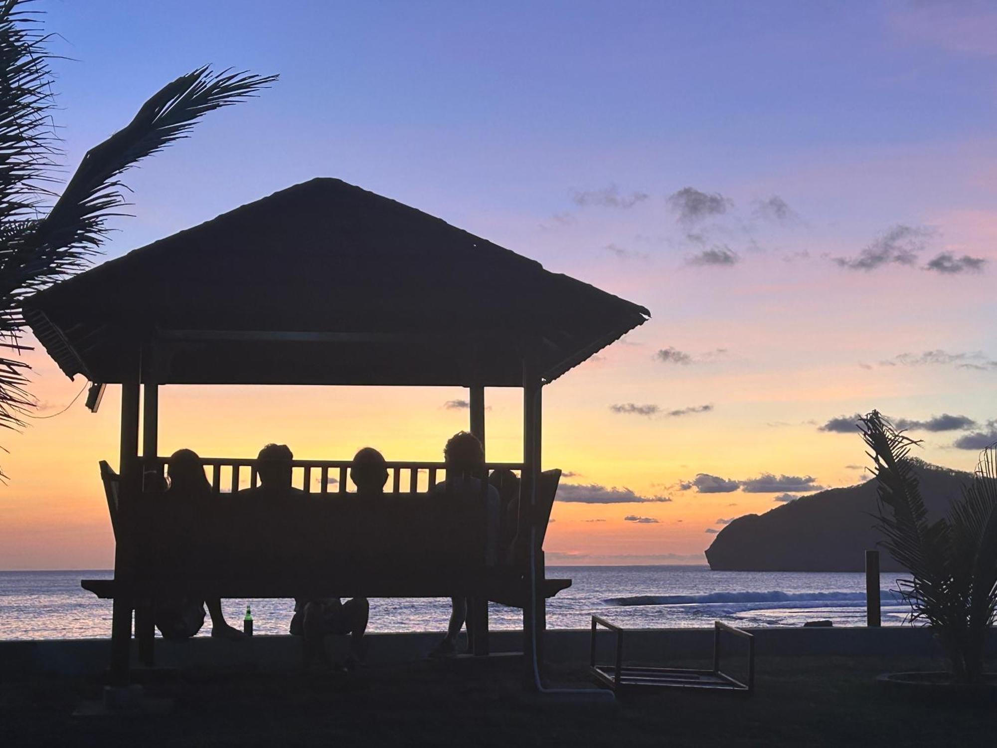 Mama Nings Beach Hotel Sekongkang エクステリア 写真