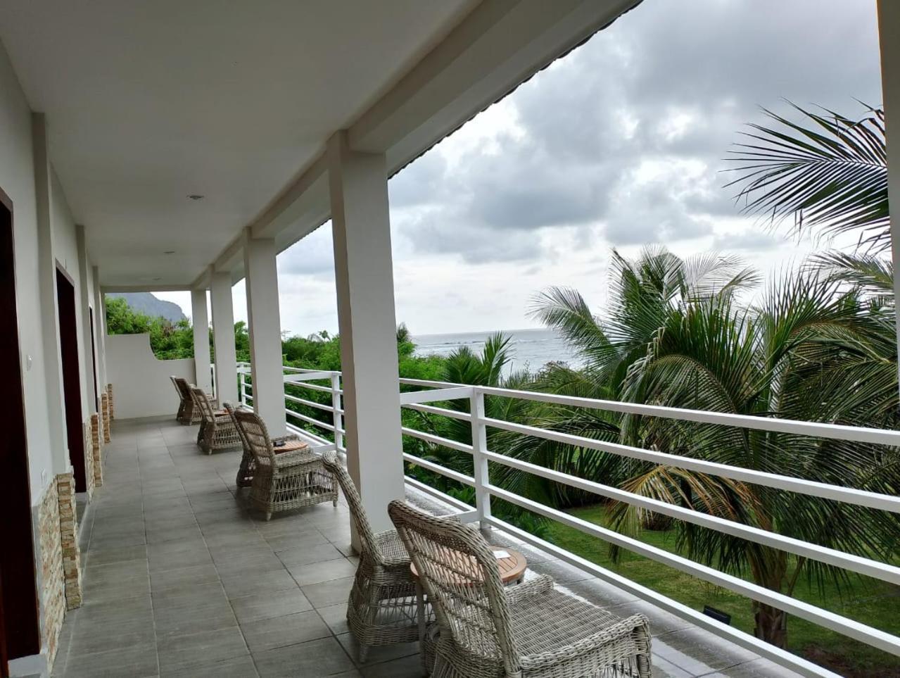 Mama Nings Beach Hotel Sekongkang エクステリア 写真