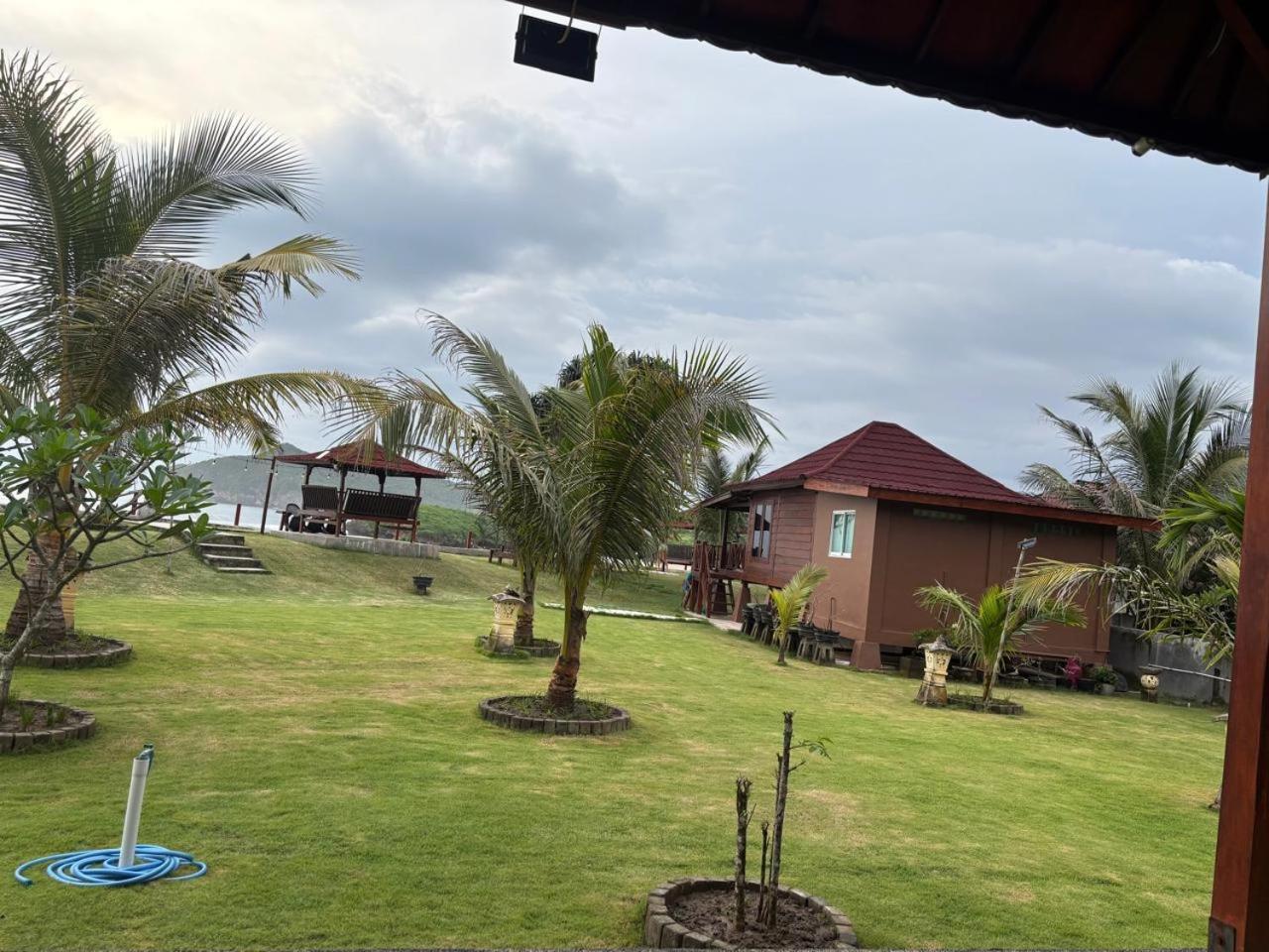 Mama Nings Beach Hotel Sekongkang エクステリア 写真
